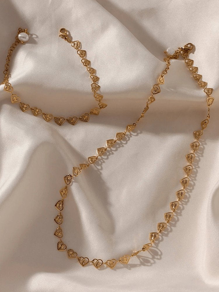 Porter du collier doré cœurs lune