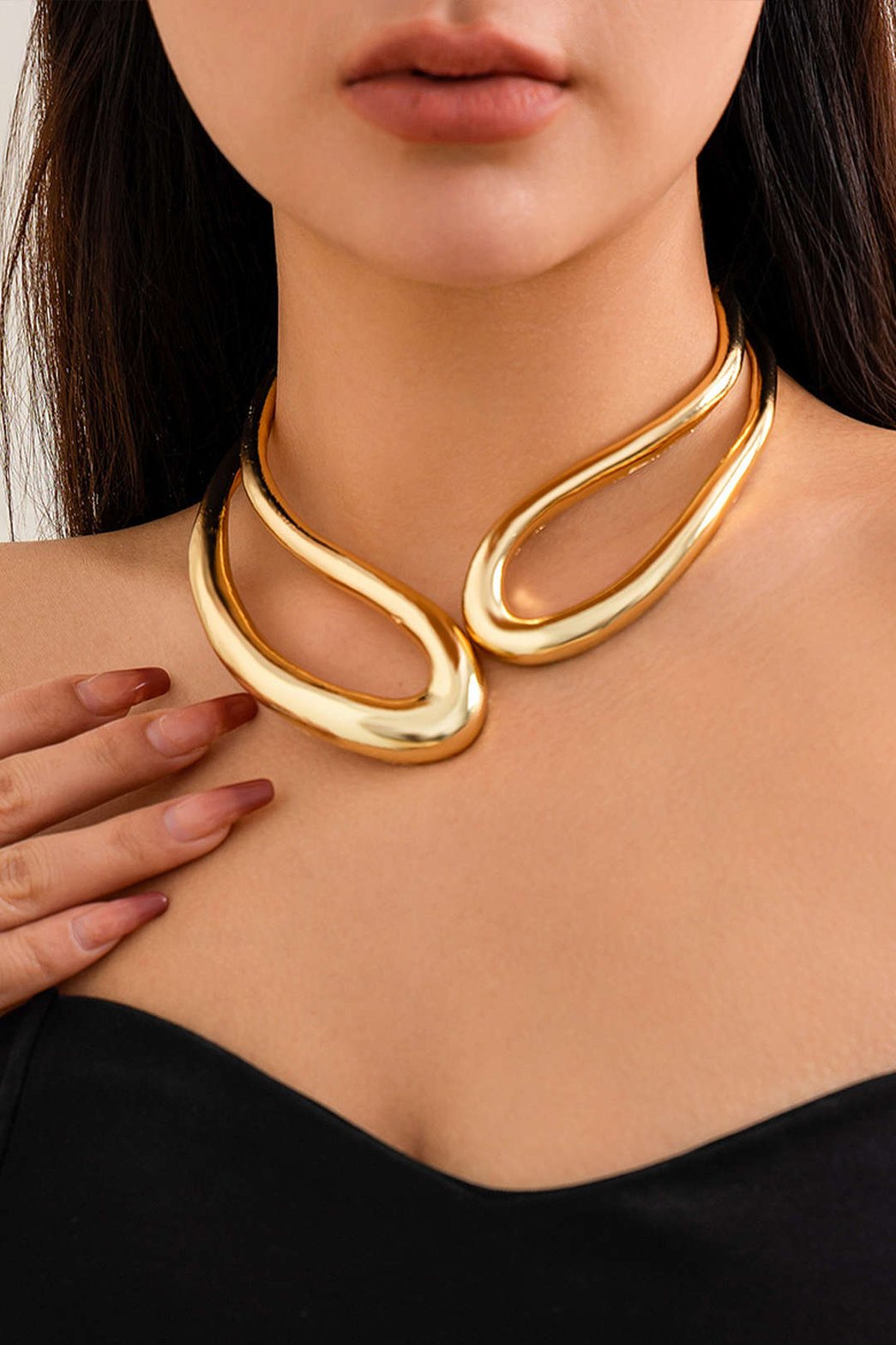 Collier doré design moderne éclat