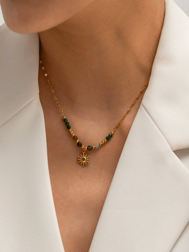 Collier soleil pierre naturelle doré élégance