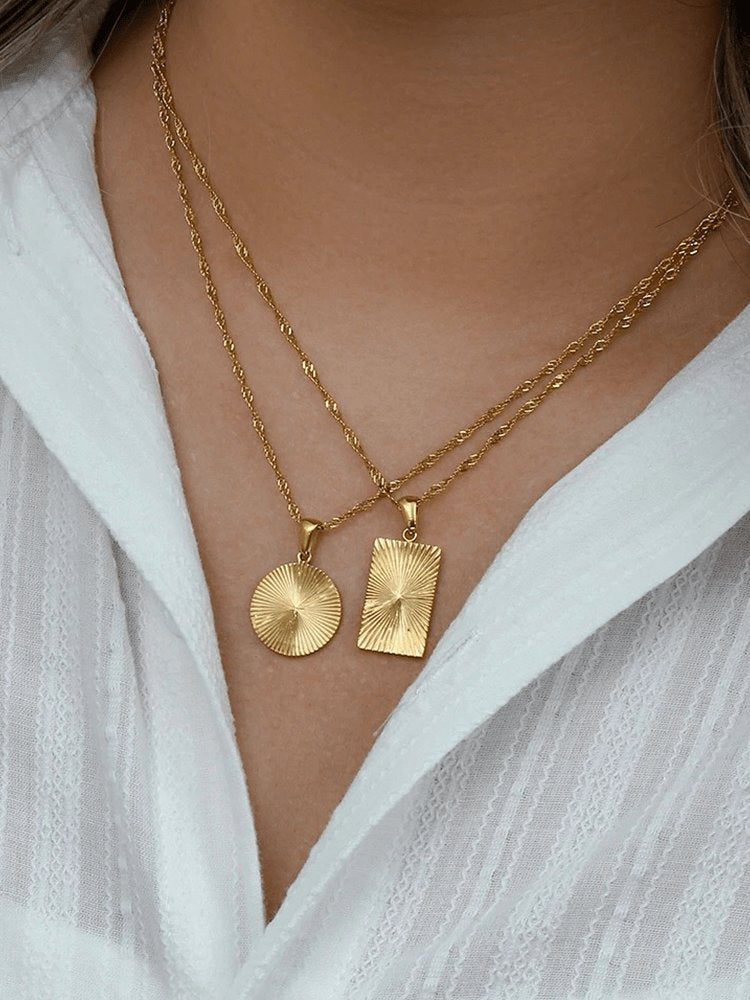 Collier doré avec pendentif rond texturé étincelle