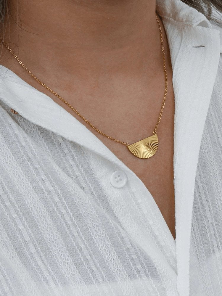 Collier demi-lune doré porté élégance