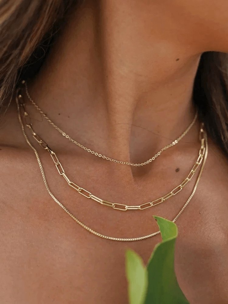 Collier triple rang doré porté élégance