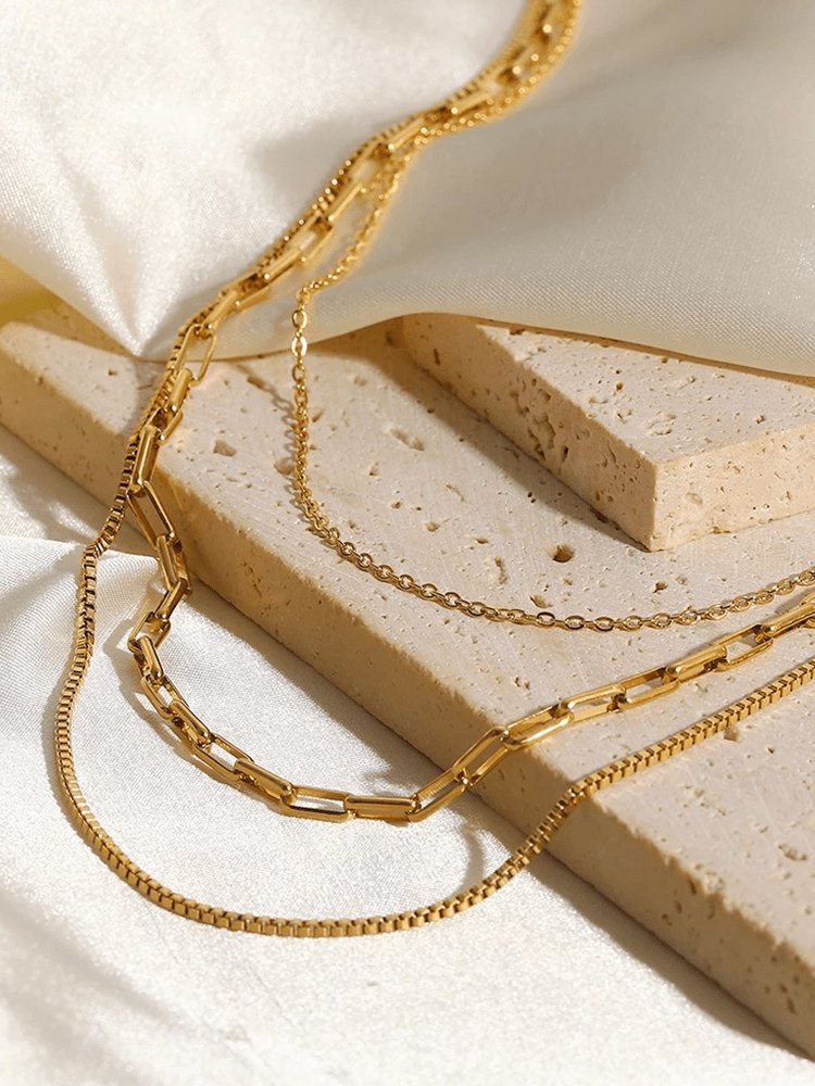 Collier superposé or détail harmonie