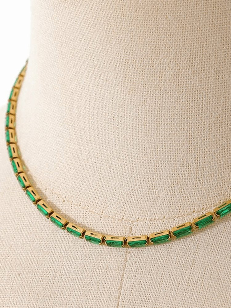 Détail du collier tennis avec pierres vertes splendide
