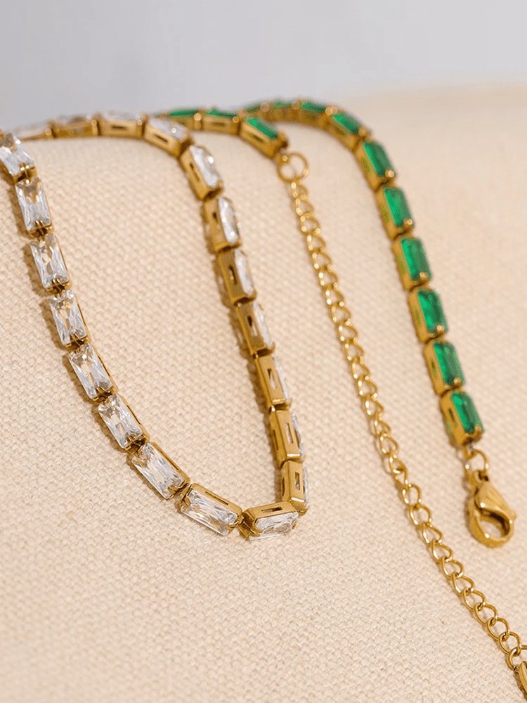 Collier tennis doré porté élégance