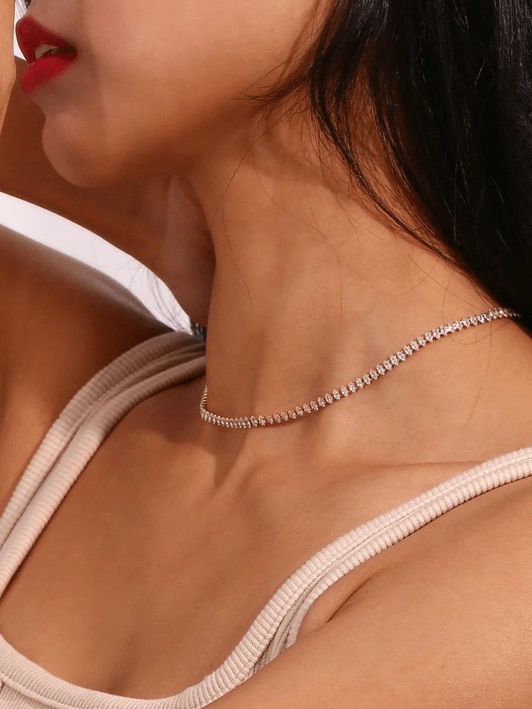 Collier tennis plaqué or vue de face élégant