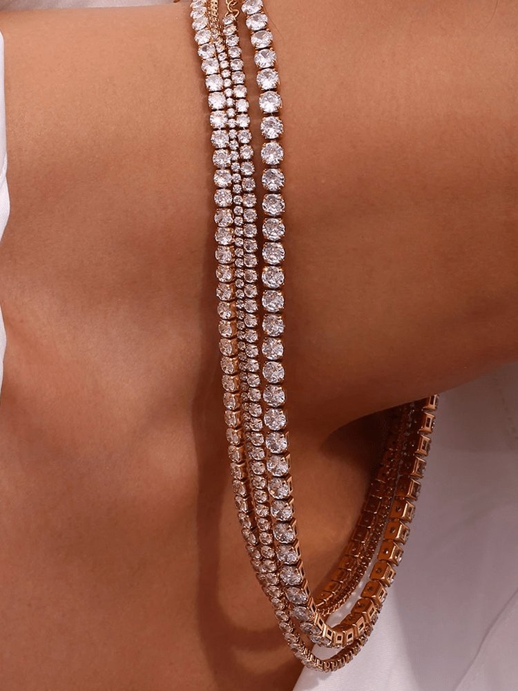 Collier tennis en or porté élégance
