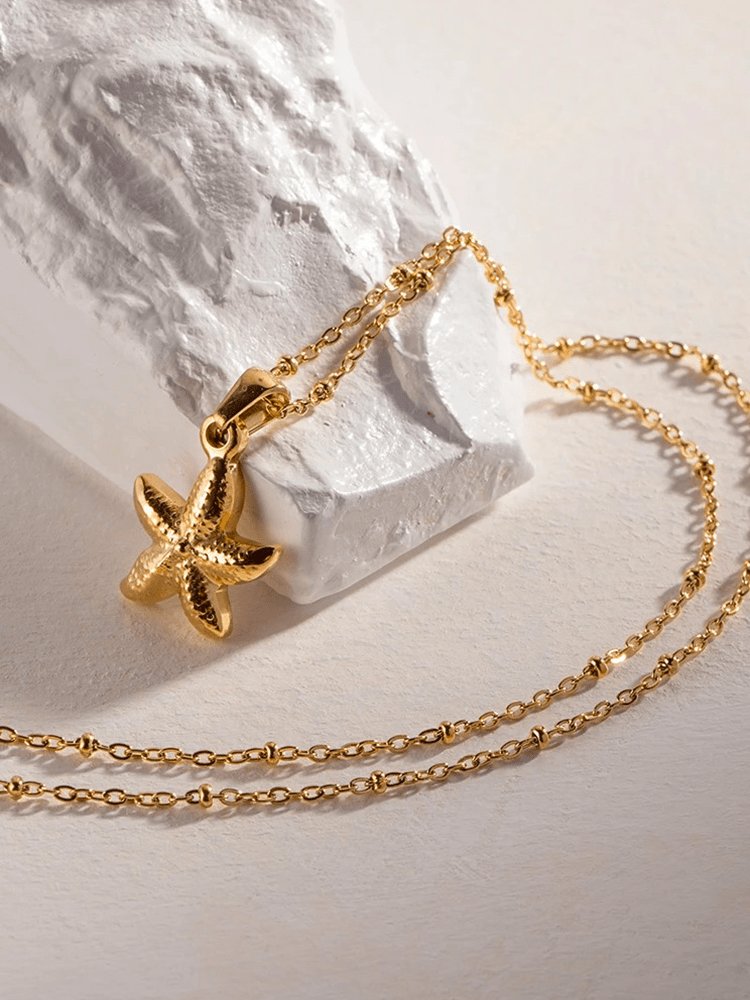 Détail du pendentif étoile de mer doré élégance