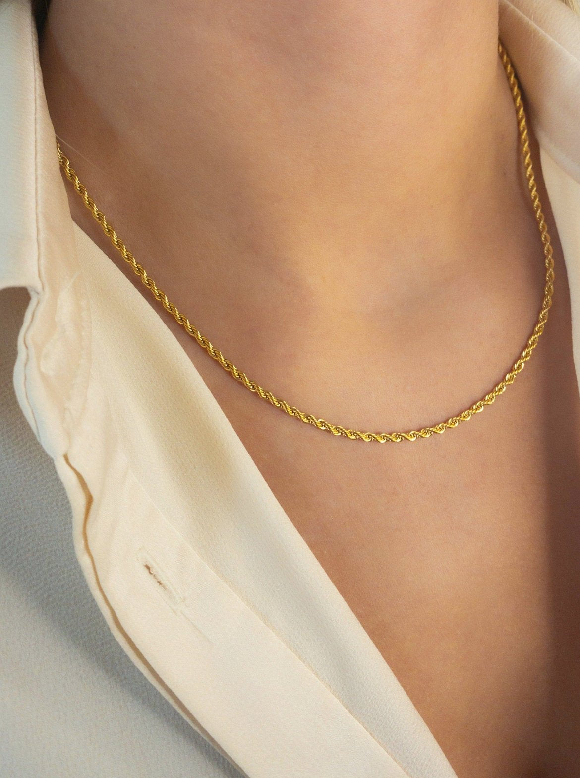 Vue détaillée du collier torsadé doré étoile