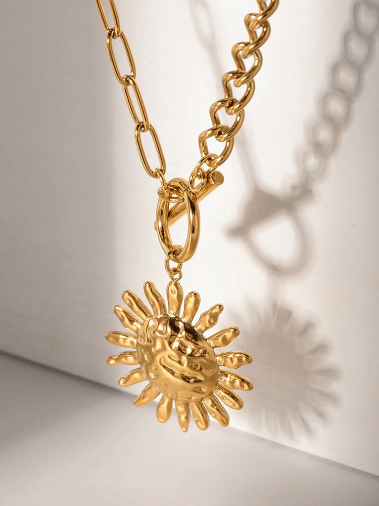 Collier tournesol doré vue profil étincelant