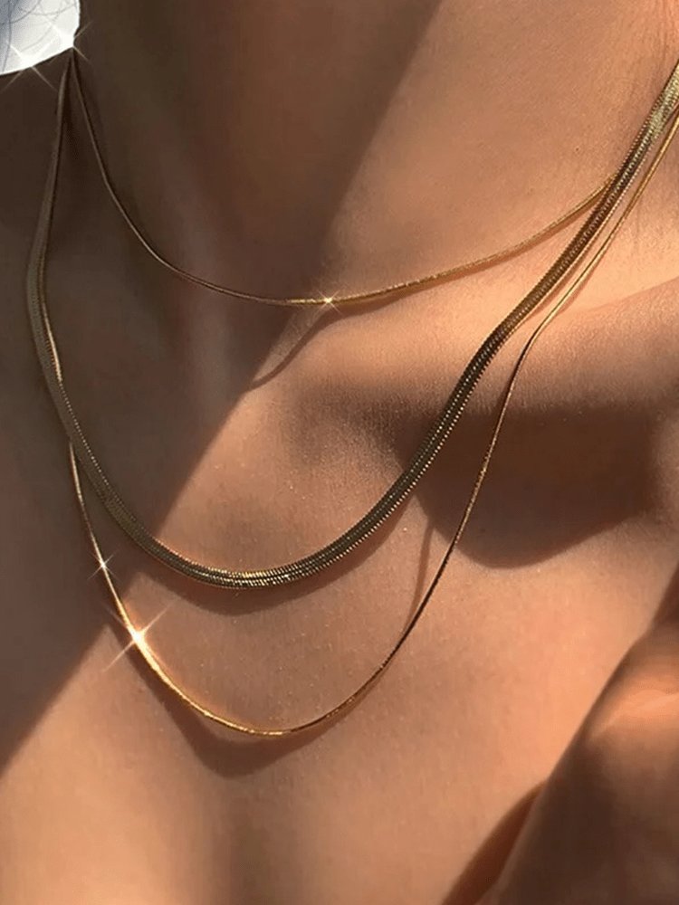 Collier serpent triple chaîne or étincelant lumière