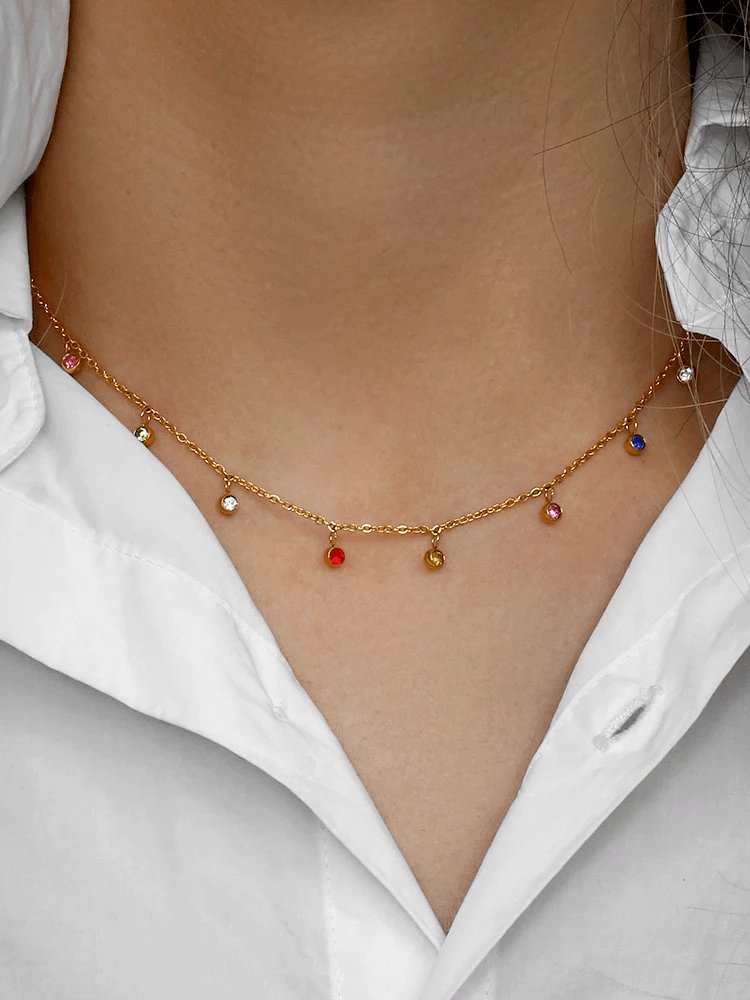 Collier délicat avec pendentifs colorés étincelle