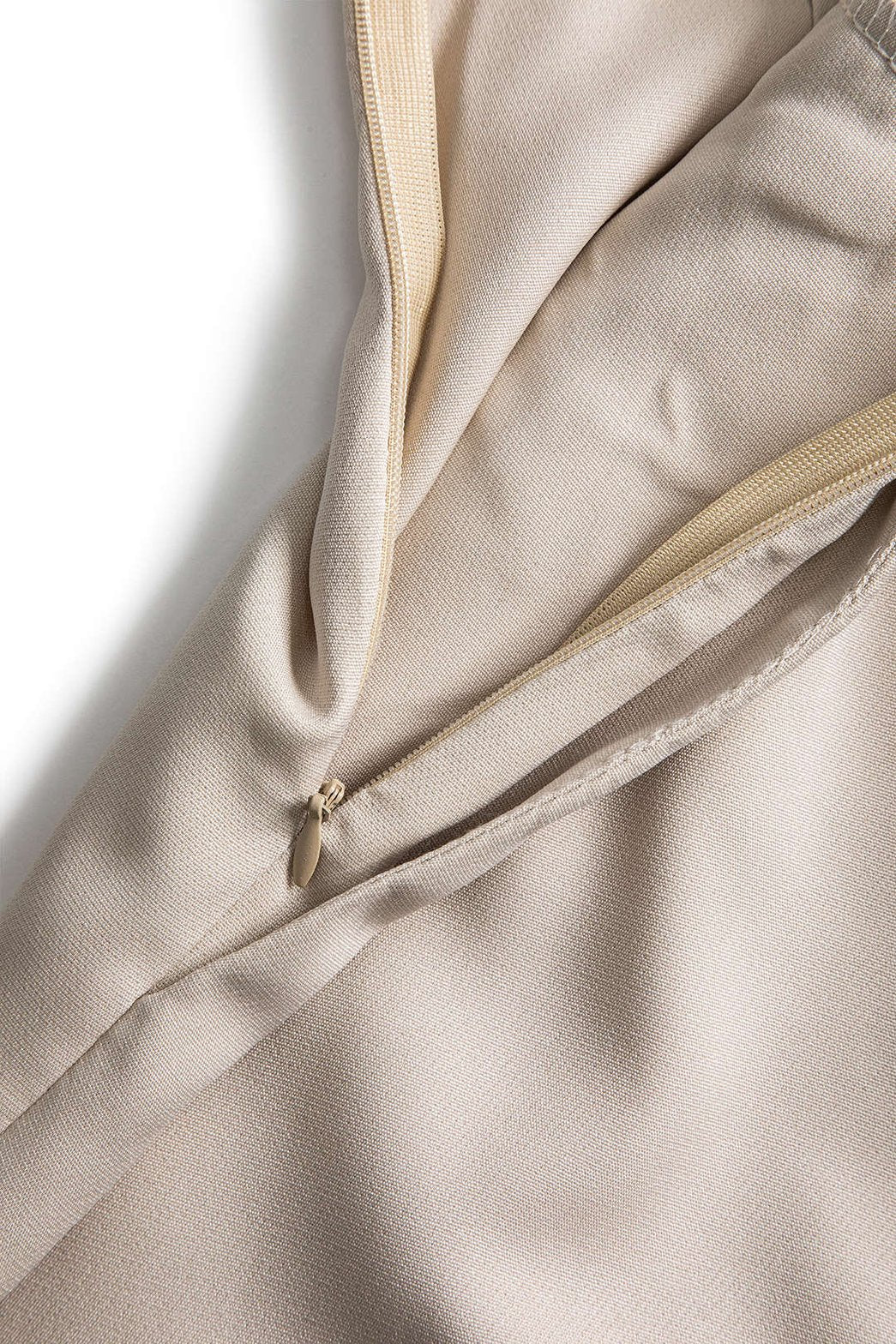Combinaison beige détail de la coupe fluide légèreté