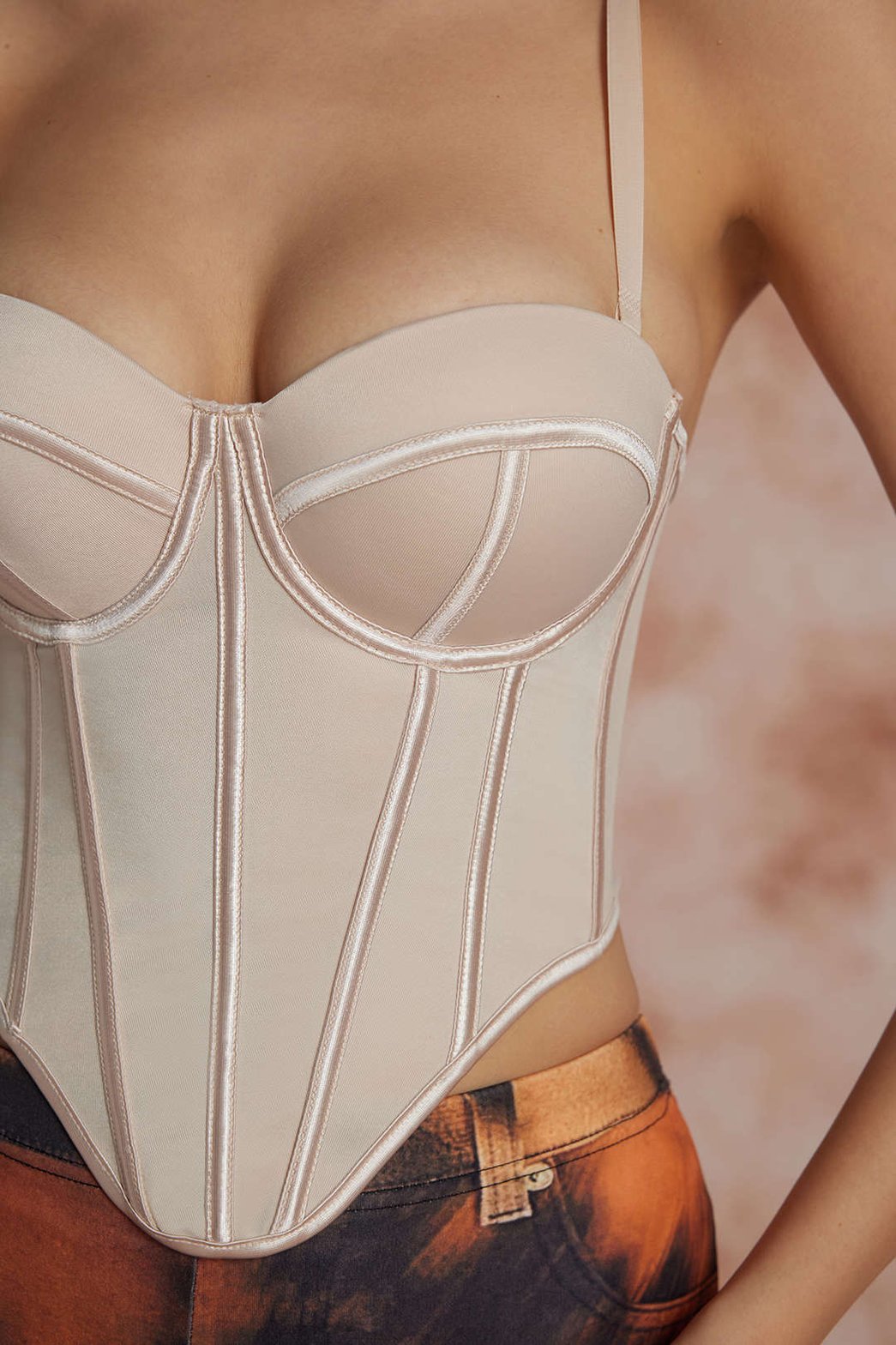 Detail des bretelles du corset blanc parfait