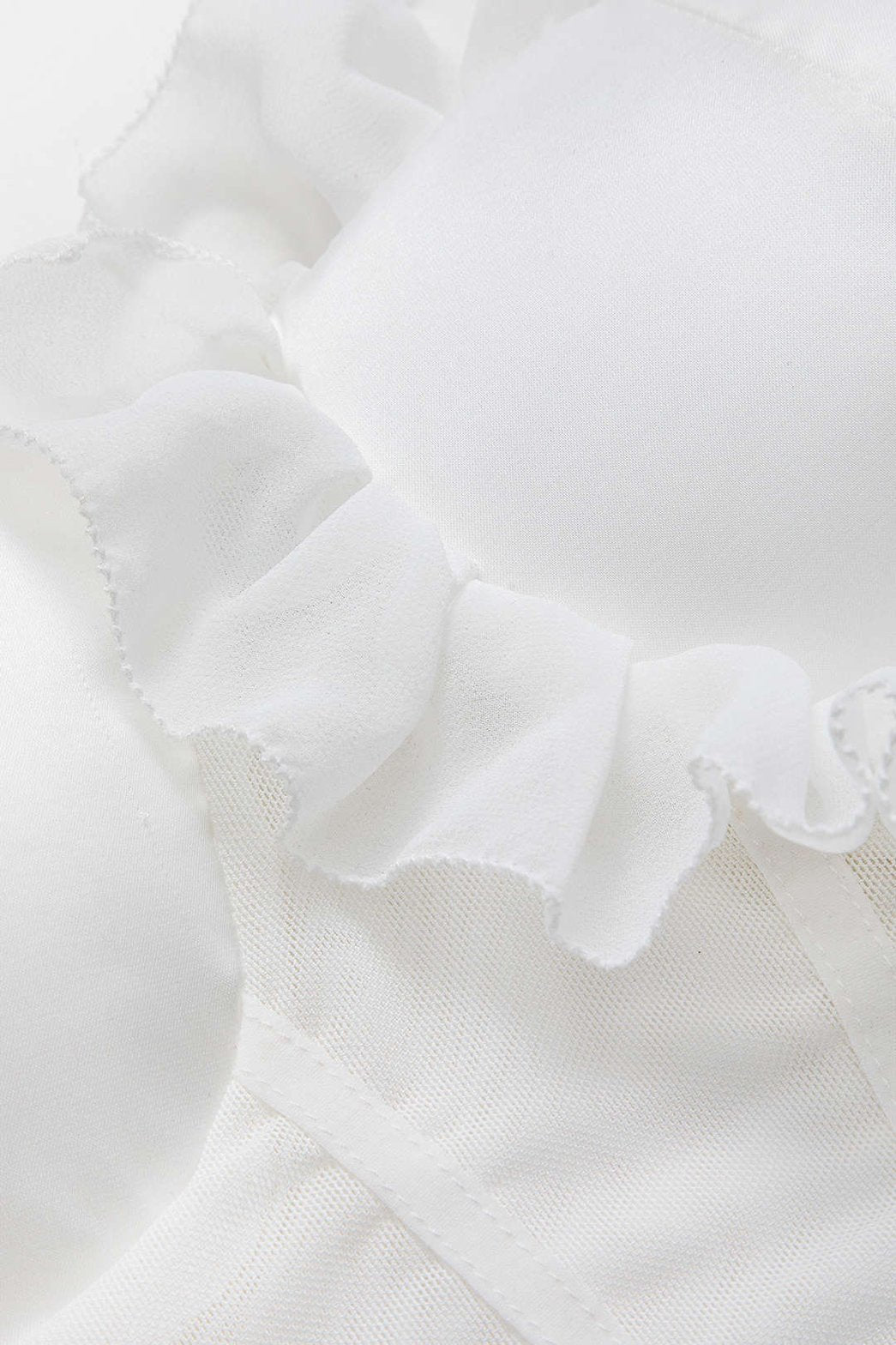 Détail des volants du corset blanc - Charme