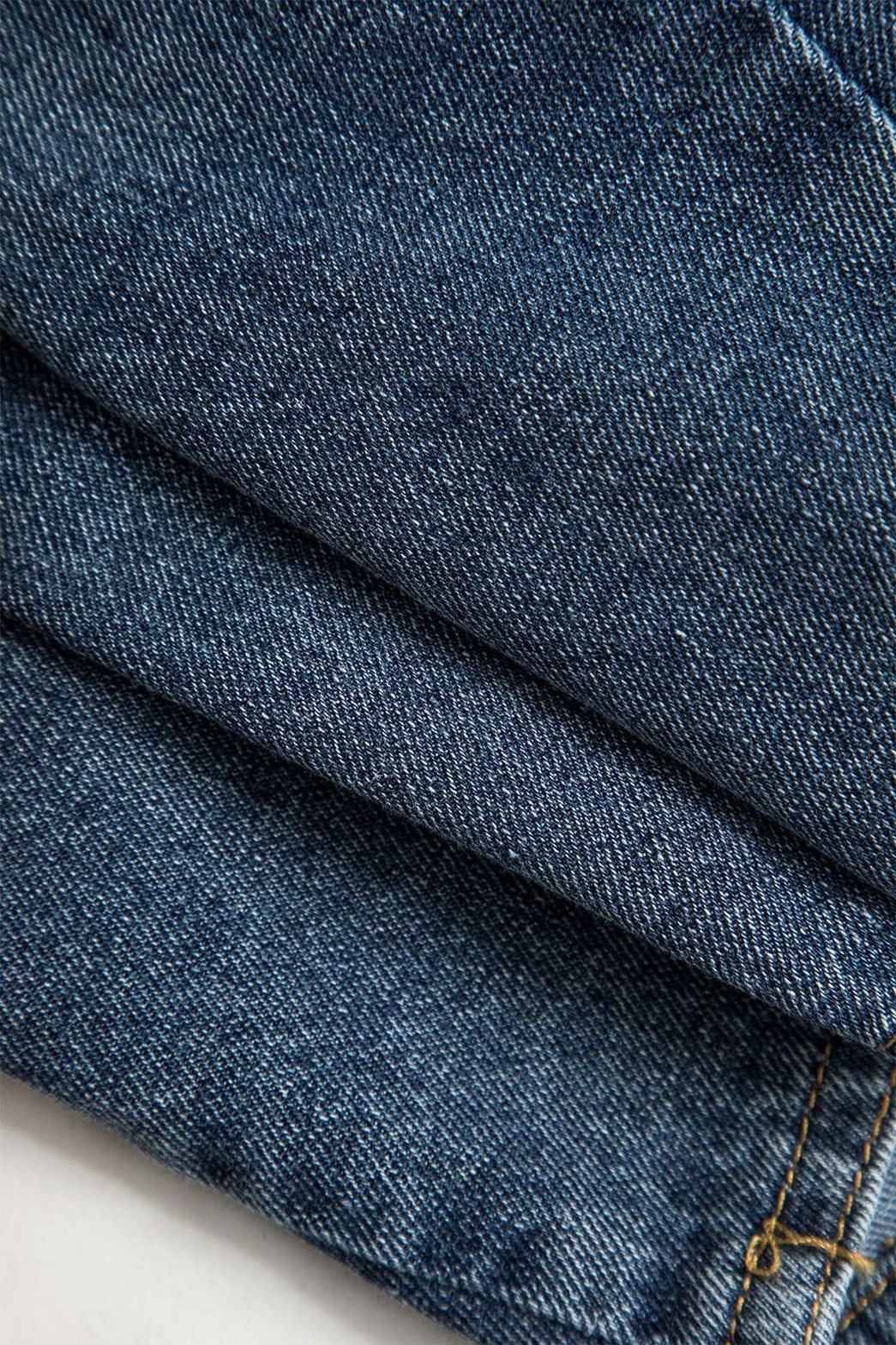 Vue de profil du top dos-nu en denim nuage