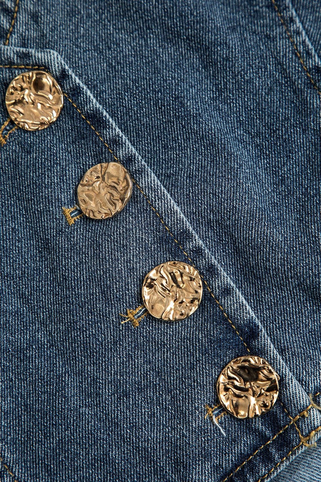 Détail des boutons dorés du crop top lune