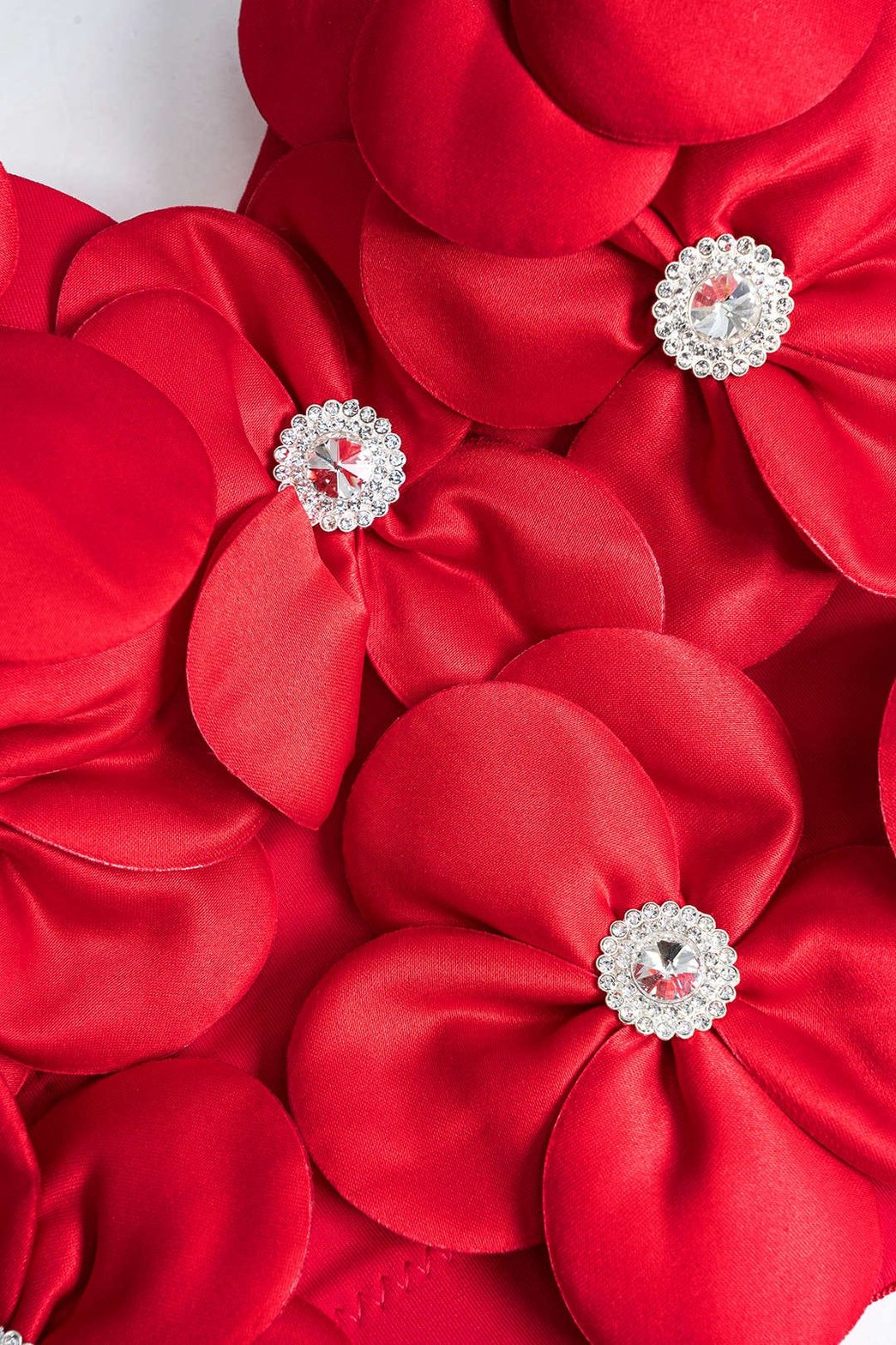 Détail des fleurs 3D et strass - Raffinement