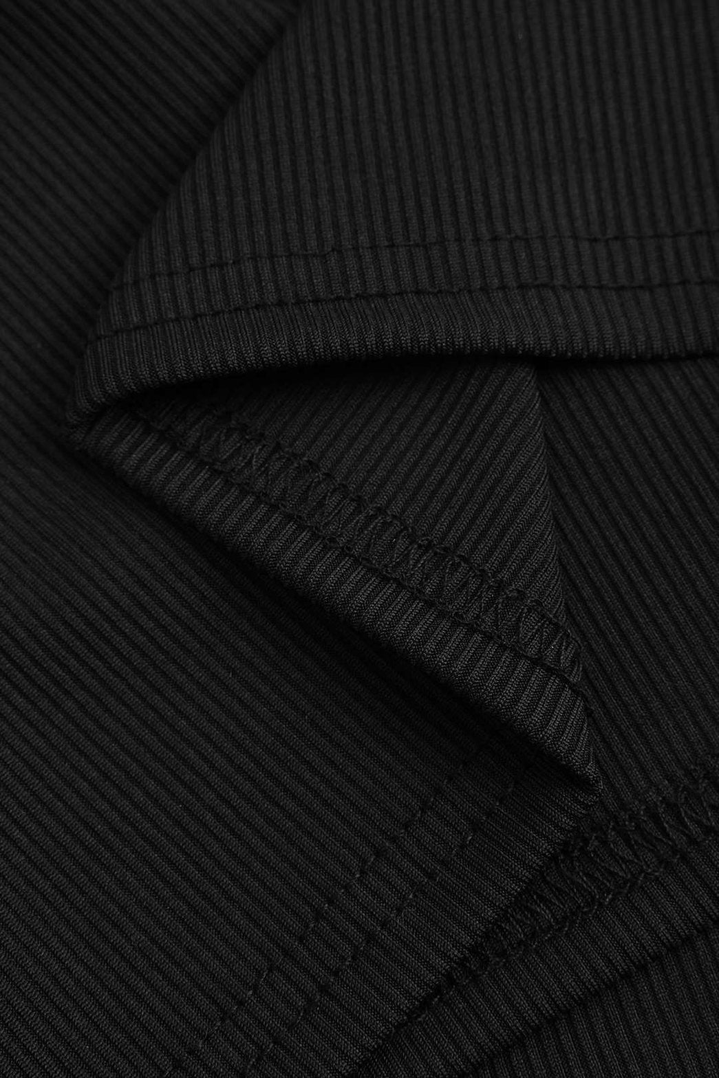 Vue rapprochée du débardeur noir à strass vague