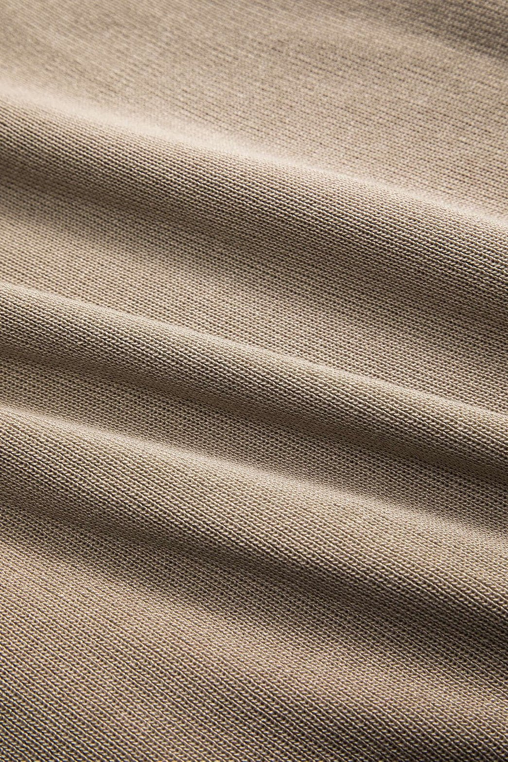 Vue complète ensemble trois pièces métallisé rosée