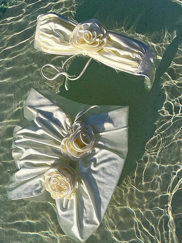Ensemble bikini trois pièces vue latérale océan