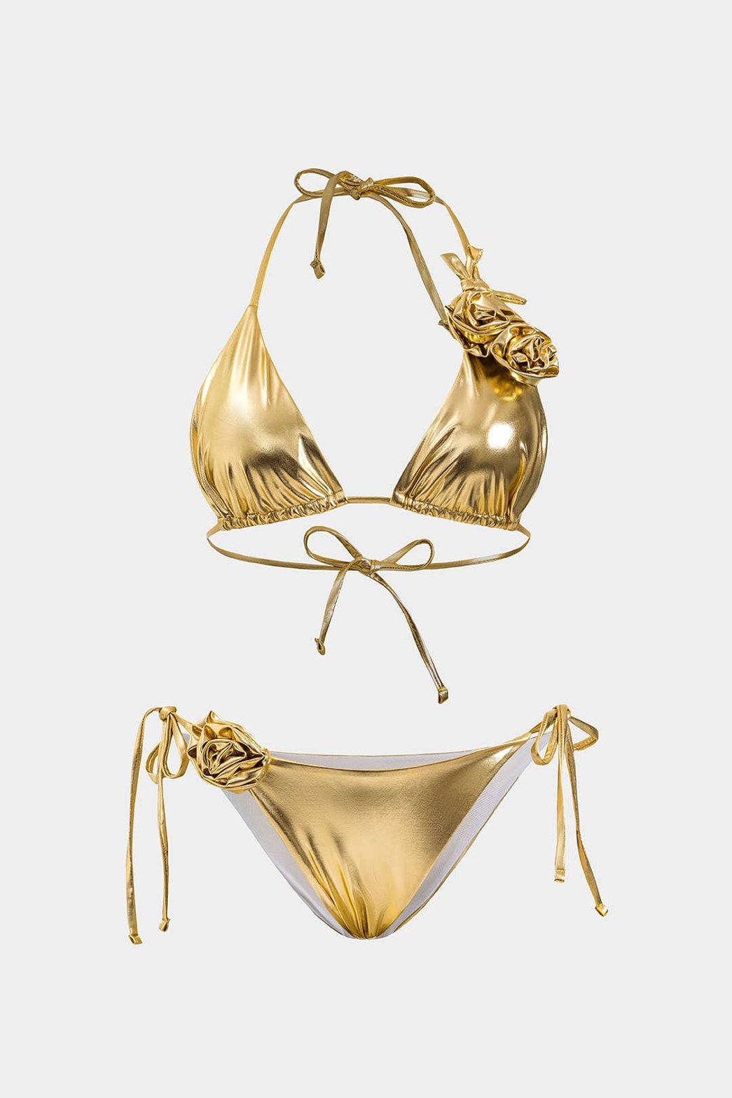 Vue dos bikini doré brillant sable