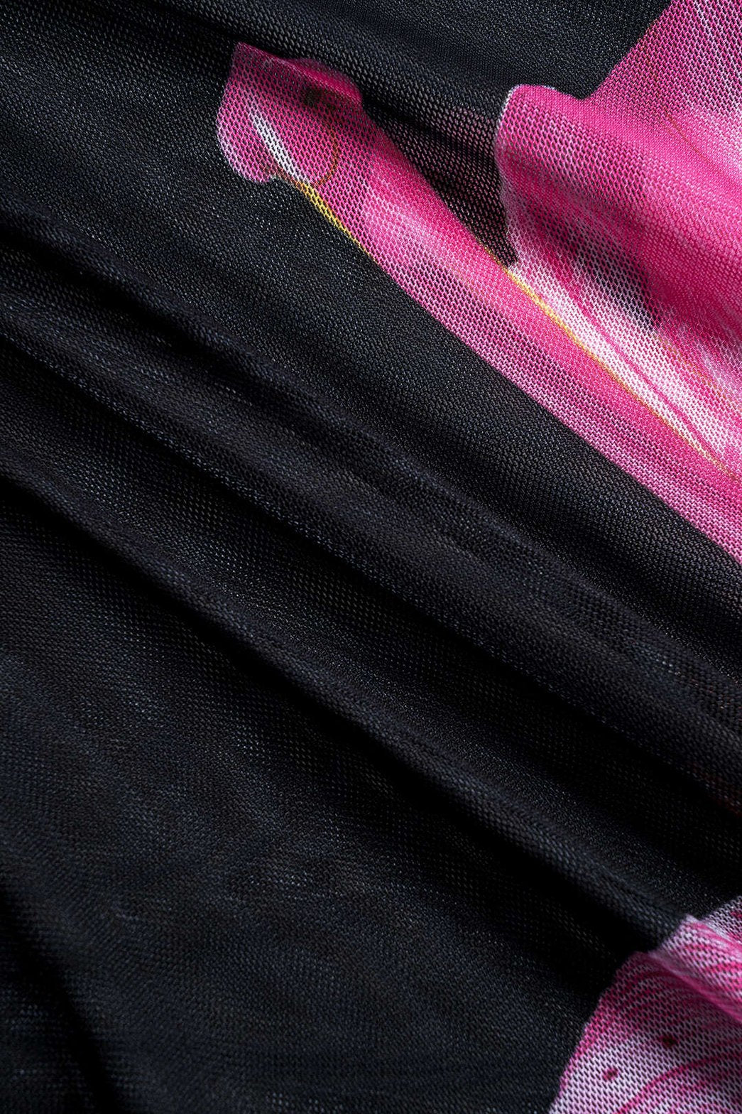 Détail du motif floral rose sur fond noir océan
