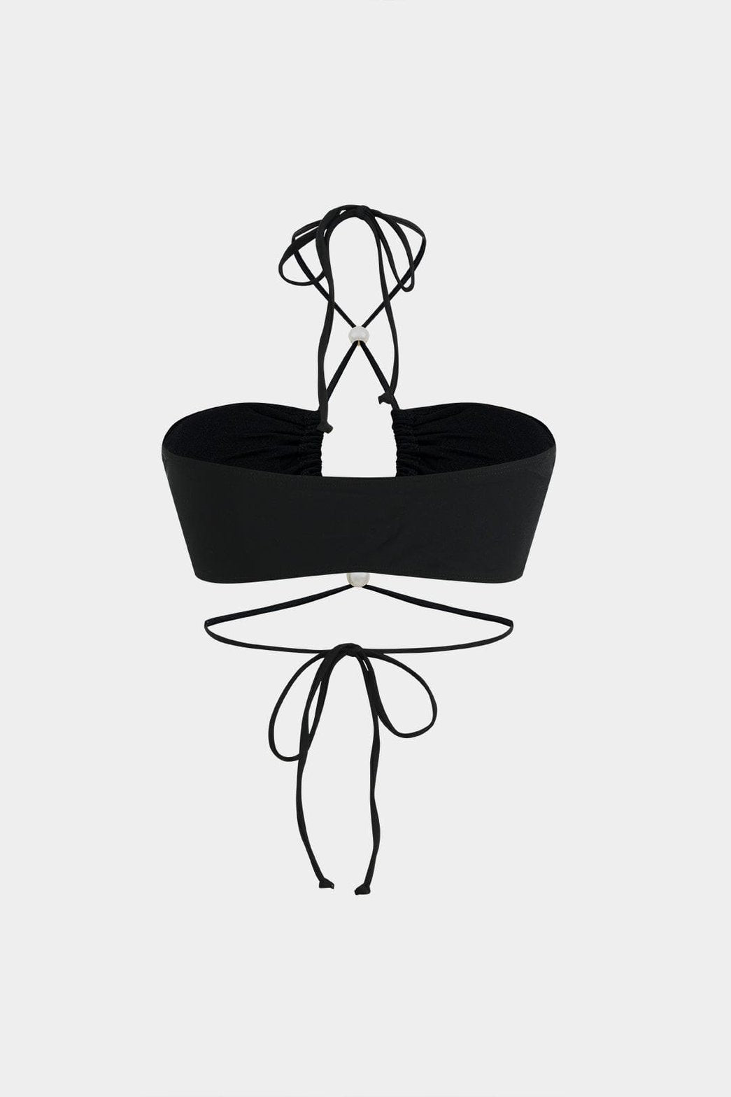 Détail des perles sur le bikini noir vague