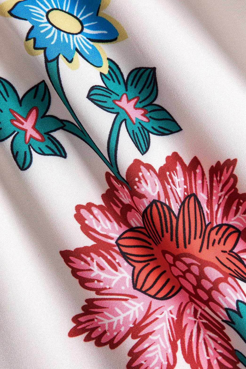 Détail broderie florale pantalon large nuage