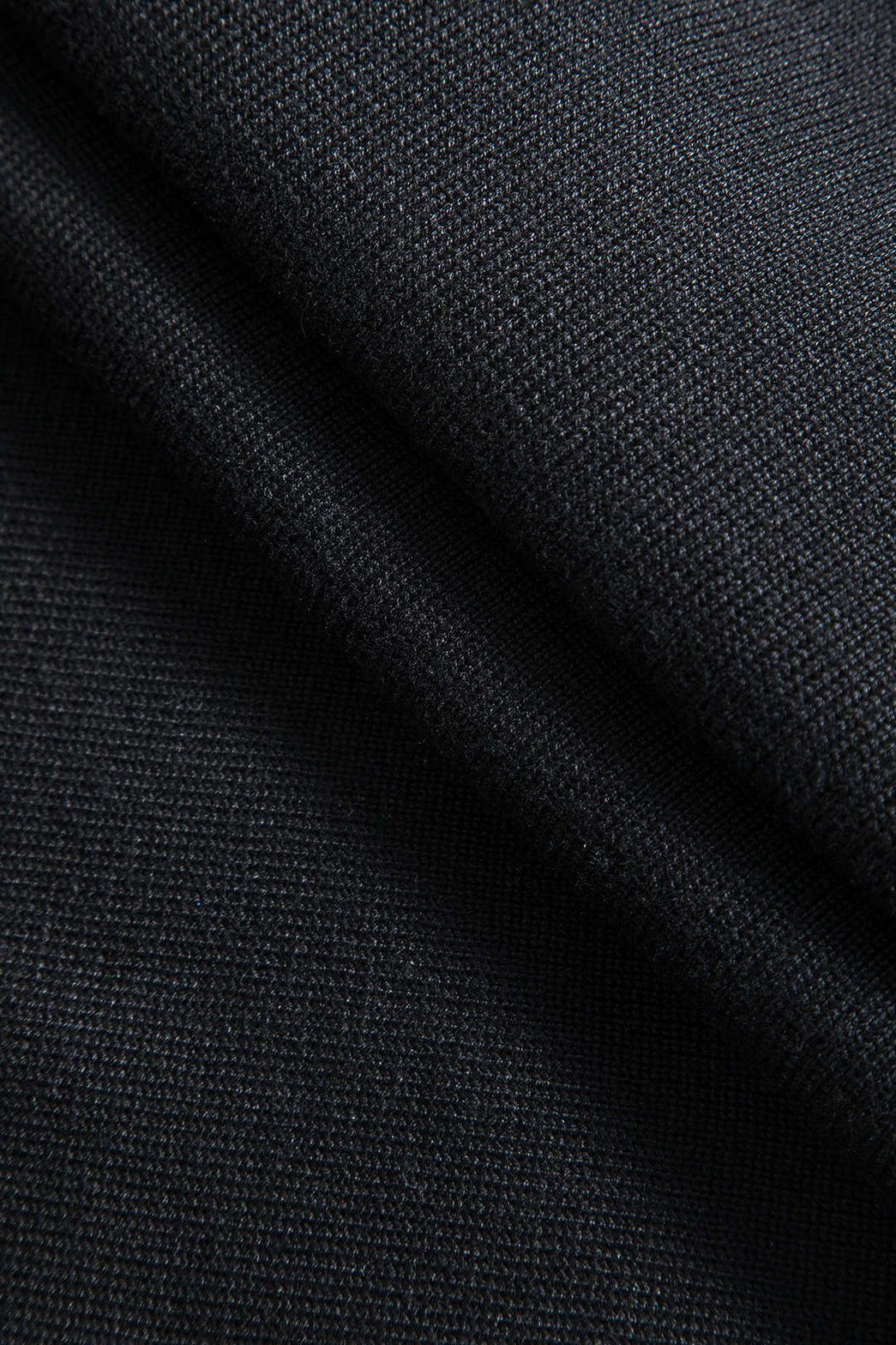 Détail de la maille côtelée du cardigan rose