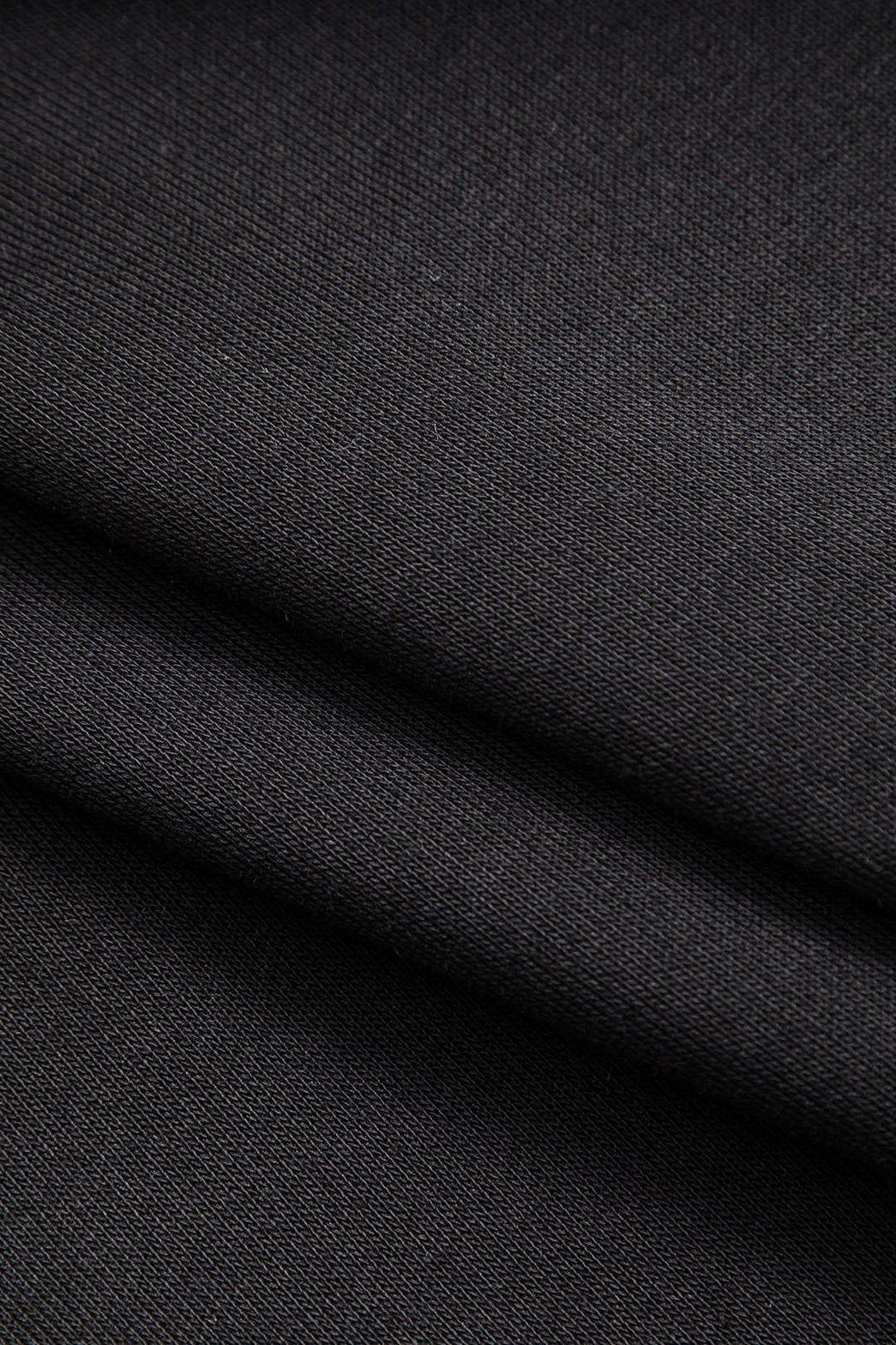 Vue complète ensemble noir avec nœuds blanc éblouissant