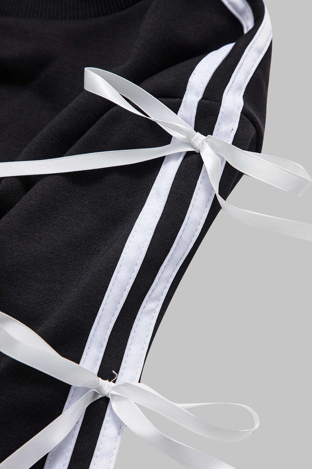 Vue rapprochée haut noir avec nœuds blanc merveilleux