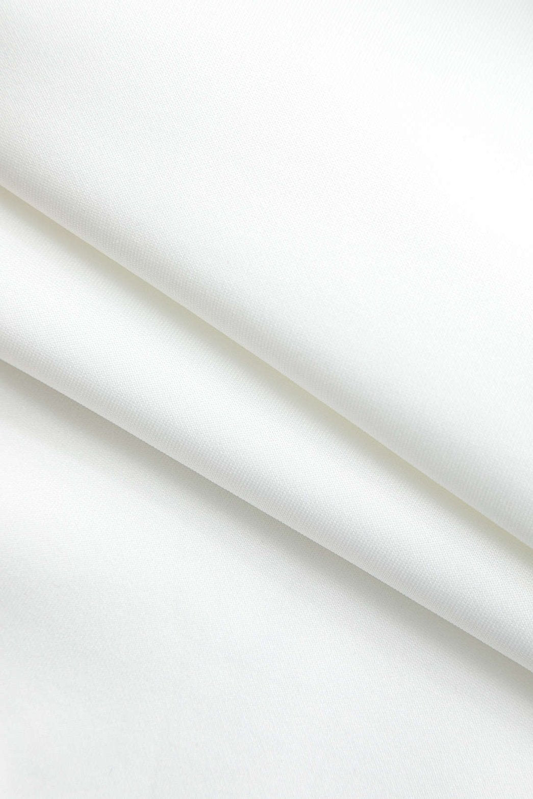 Ensemble coordonné blanc sophistiqué grâce