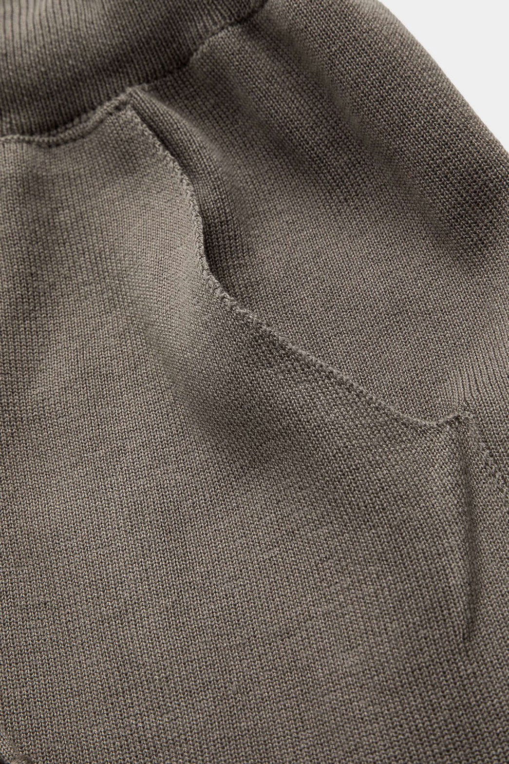 Ensemble tricot col roulé motif losanges bicolore vue détaillée grâce