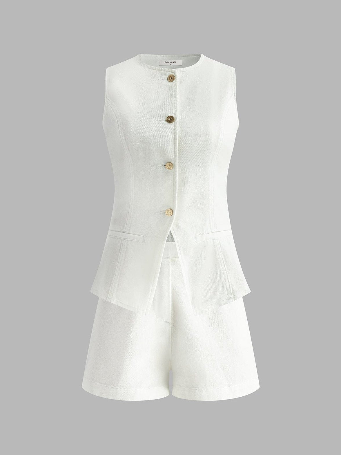 Ensemble denim chic pose dynamique sable