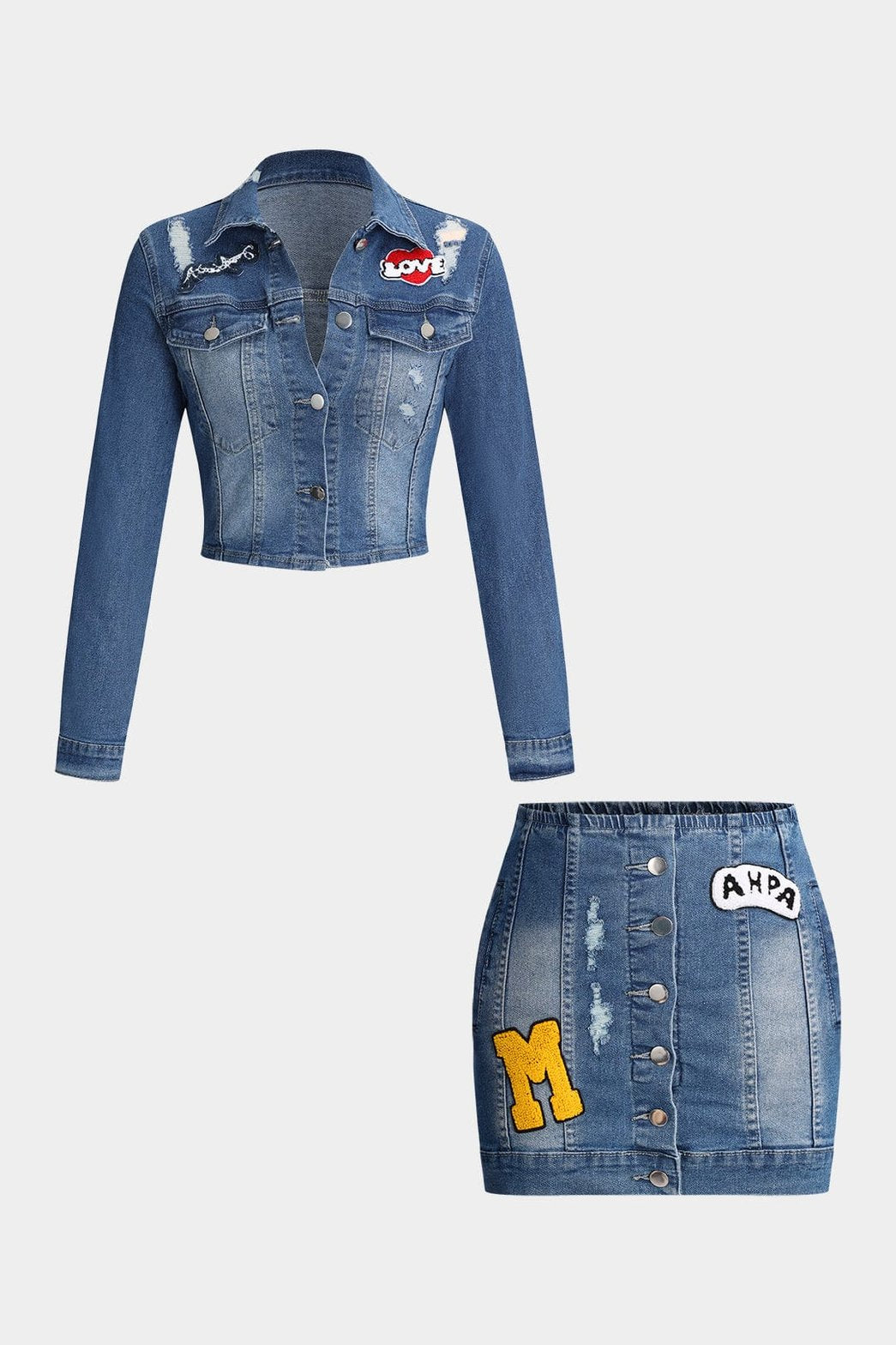 Ensemble jupe et veste en jean boutonnée vue de face soleil