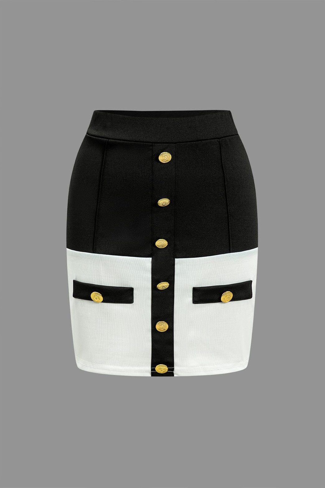 Détail des boutons dorés sur ensemble bicolore raffiné