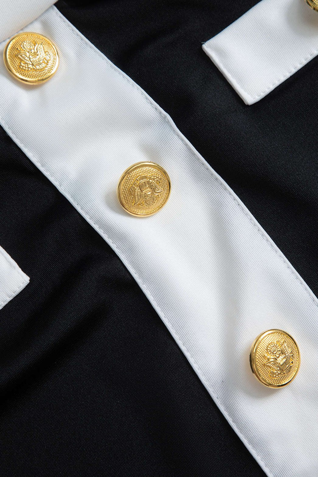 Détail de la jupe à boutons dorés style