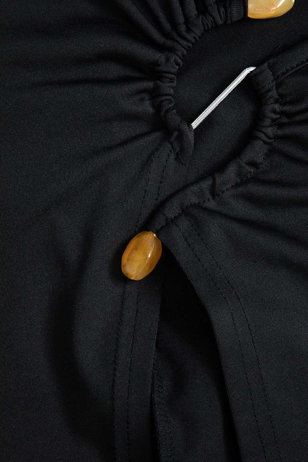 Vue complète ensemble chic mystère