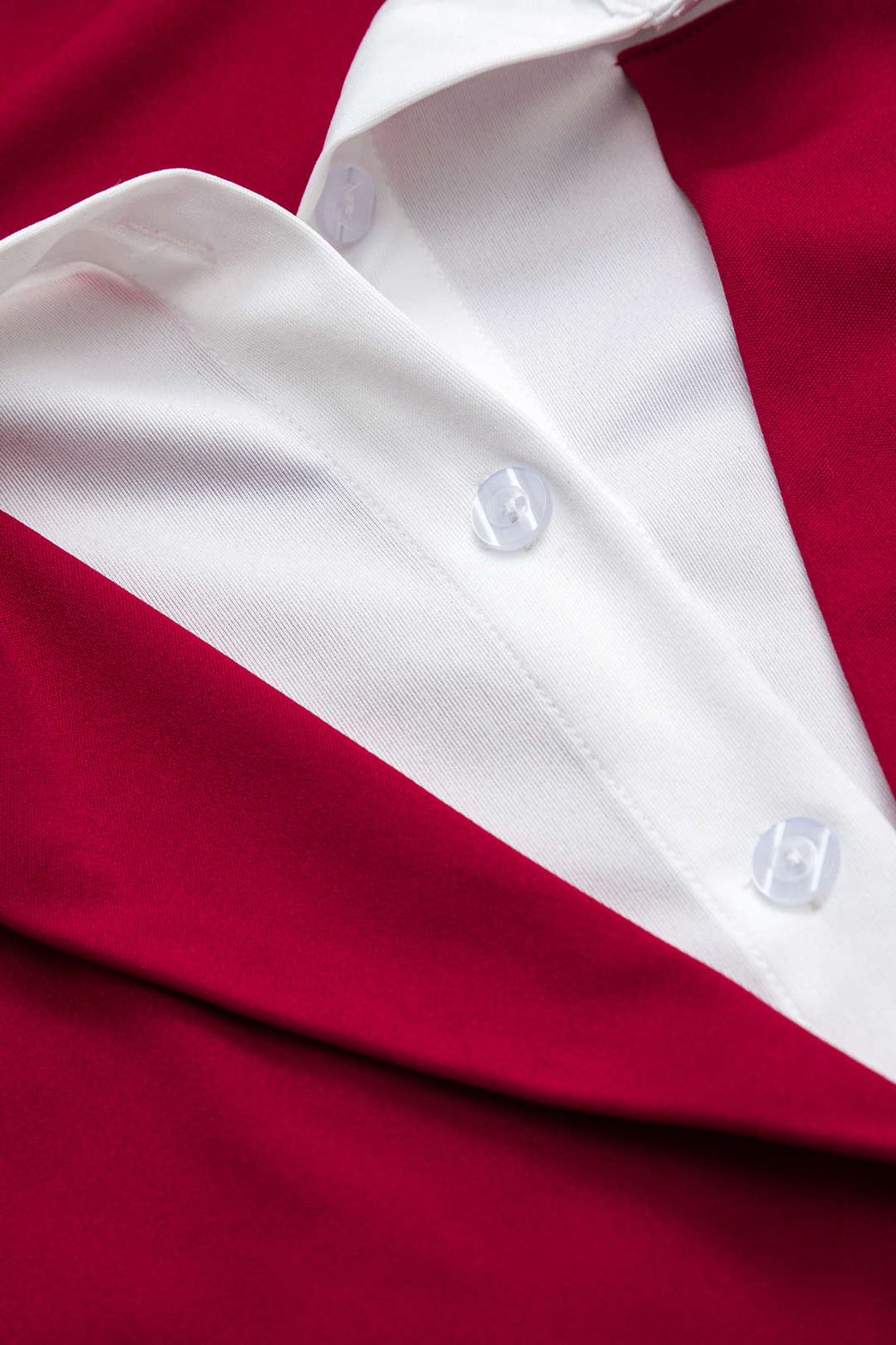 Vue de profil ensemble bicolore rouge et blanc jasmin