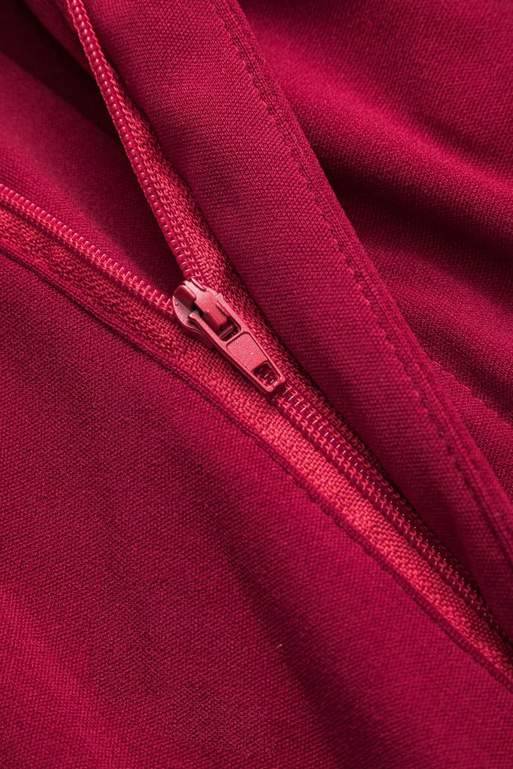 Vue rapprochée top et pantalon rouge saphir