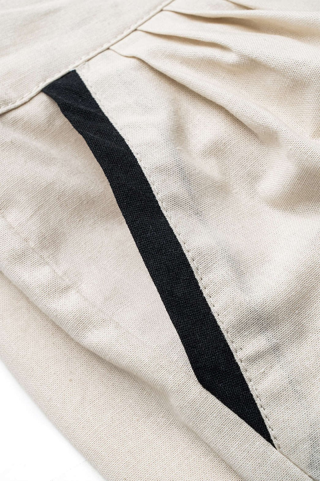 Détail de la coupe ample du pantalon style