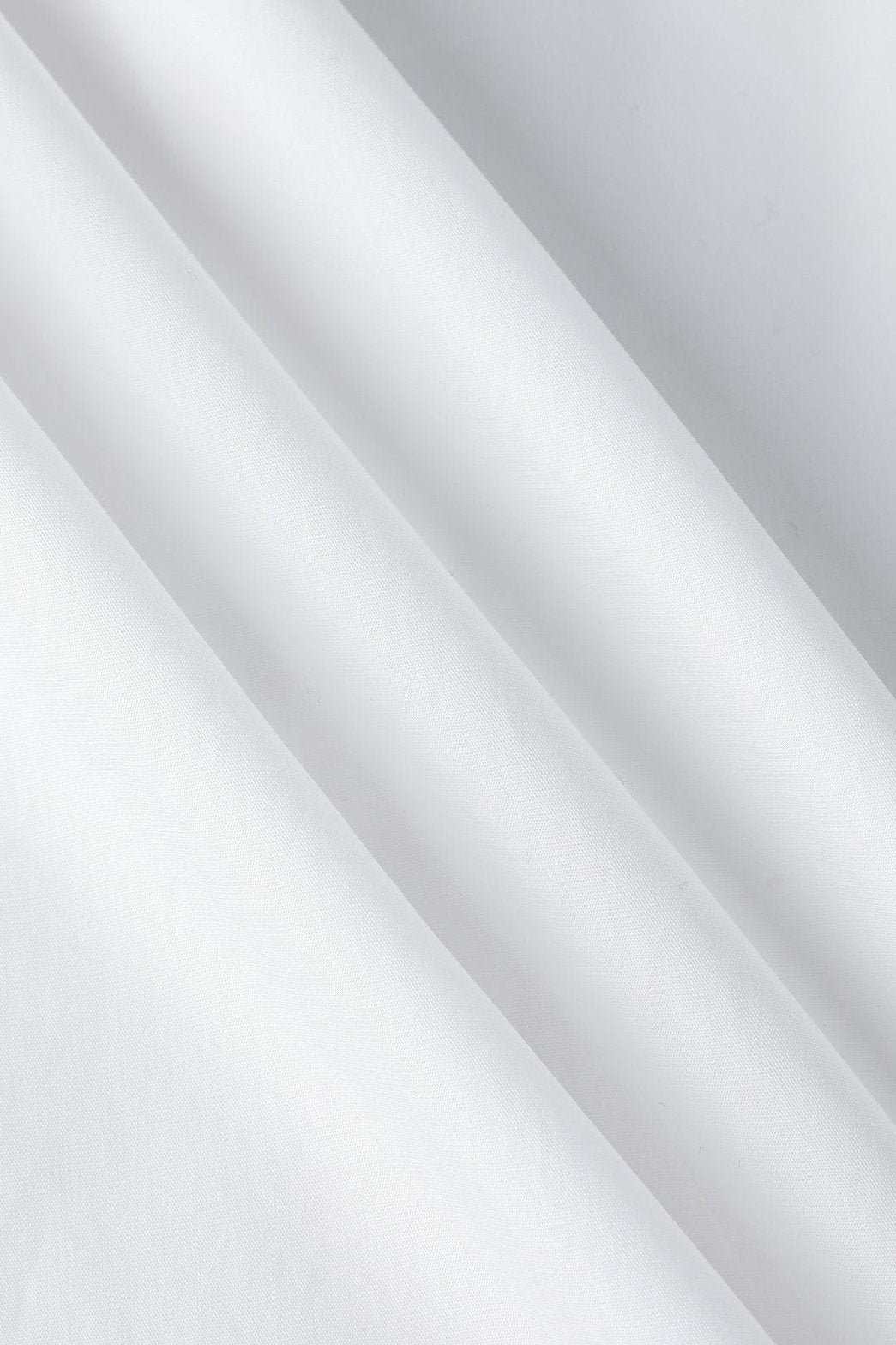 Détail de la robe chemise blanche fluide