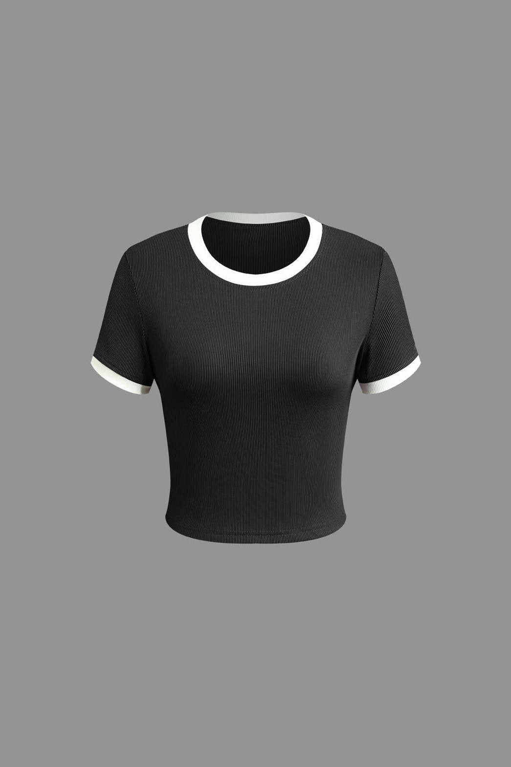 Ensemble côtelé gris et blanc pose décontractée sérénité