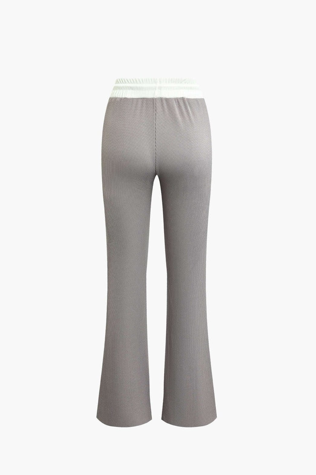 Détail du pantalon côtelé gris et blanc confort