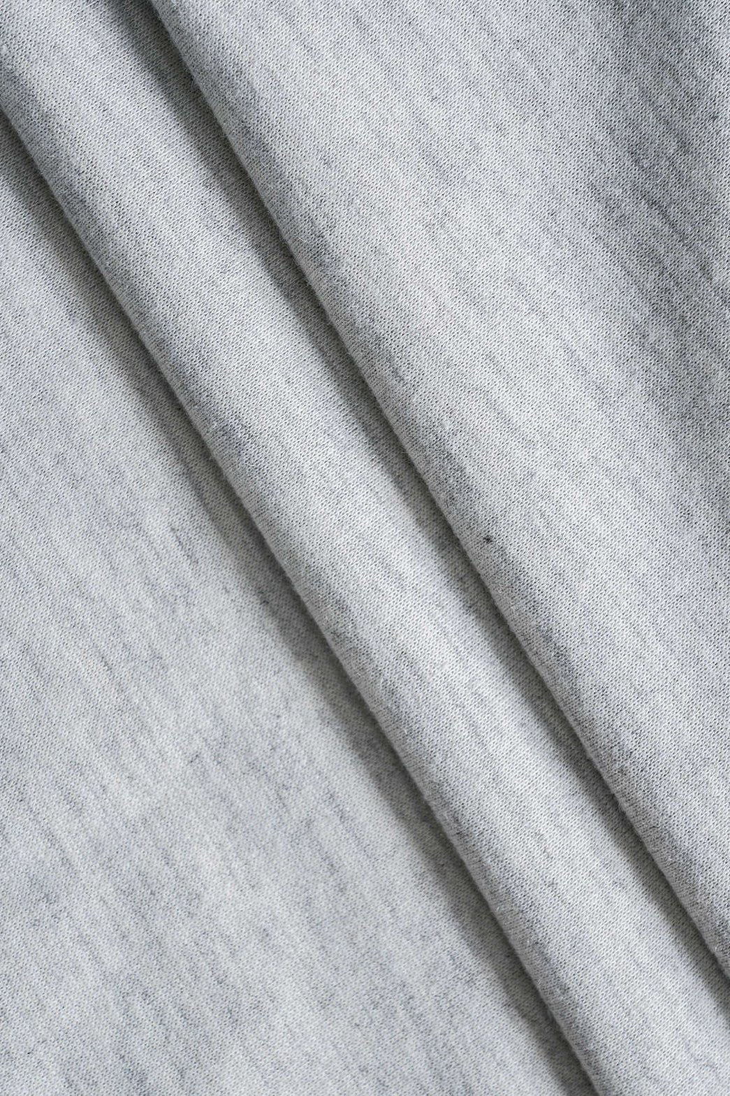 Vue latérale ensemble décontracté gris légèreté