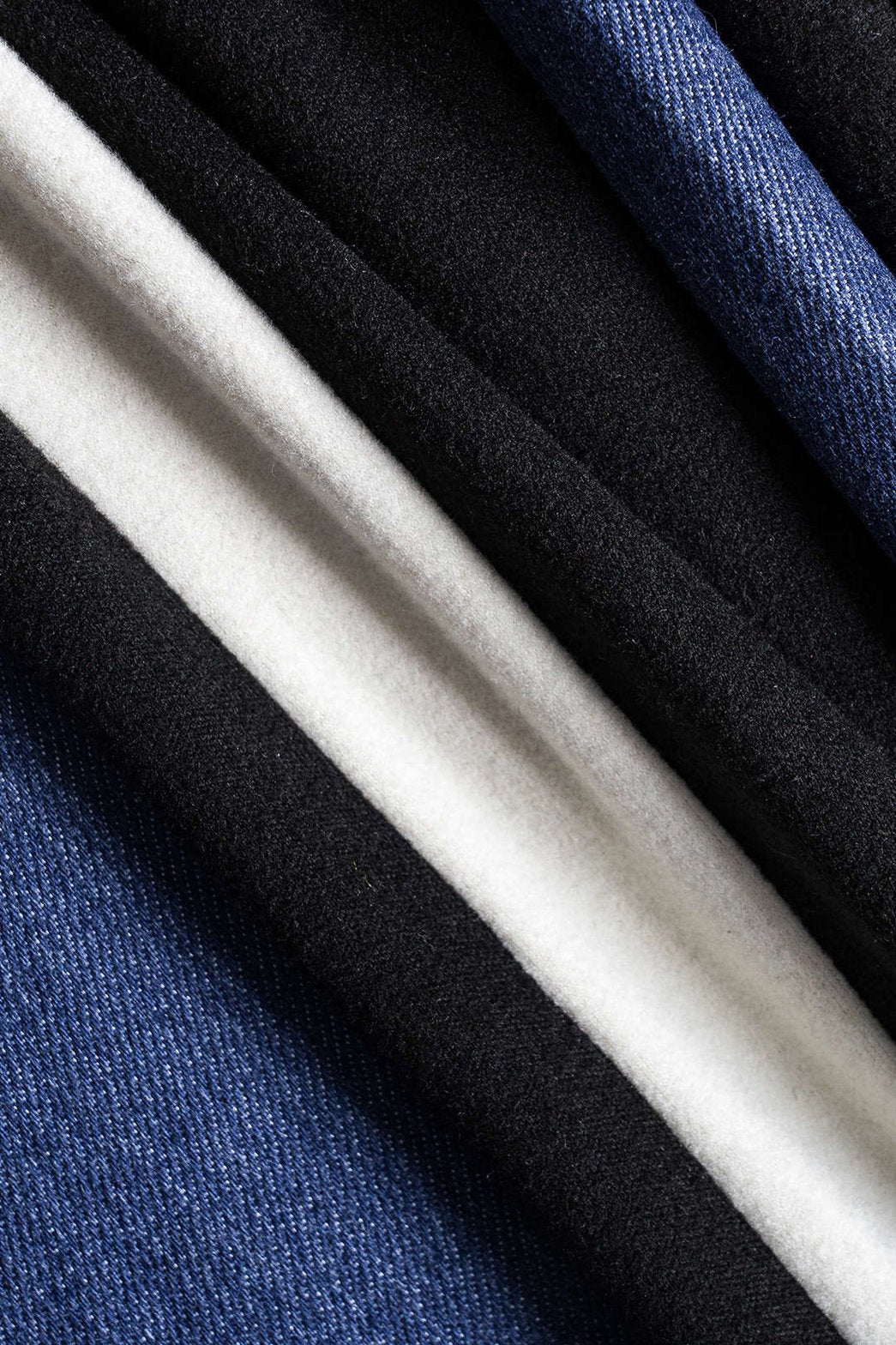Vue latérale ensemble veste et pantalon sport neige