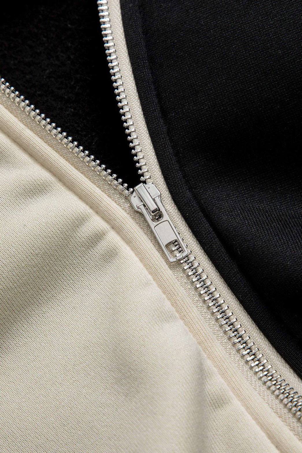 Détail des poches et cordons ajustables zen