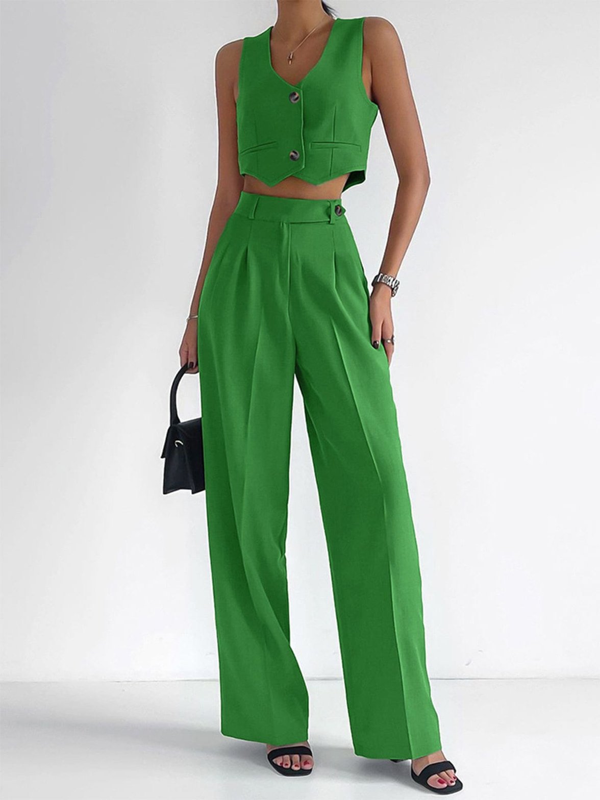 Ensemble tailleur vert élégant vue de face soleil