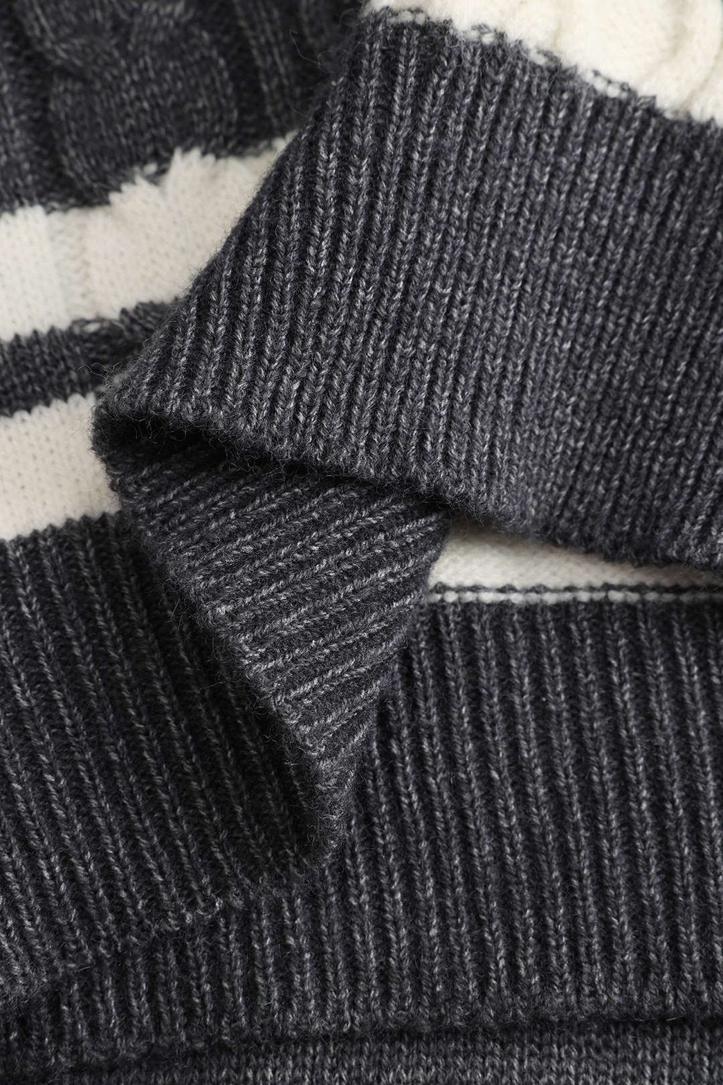 Ensemble tricoté gris et blanc allure